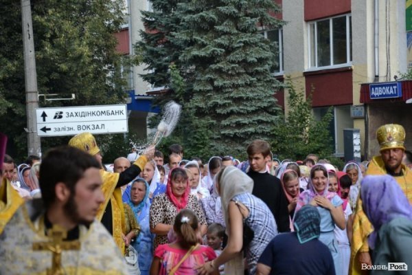 У Луцьку антивоєнну ходу УПЦ МП зустріли антипутінськими гаслами.ФОТО.ВІДЕО