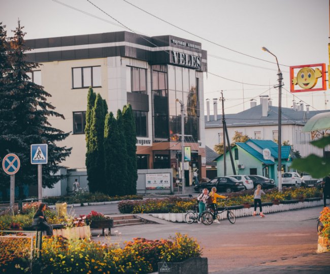 Курортне селище Волині у променях вечірнього сонця. ФОТО