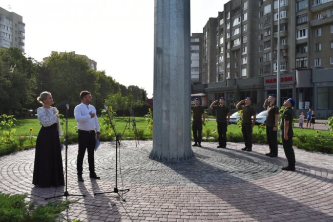 У Луцьку підняли найвищий в області український прапор. ФОТО