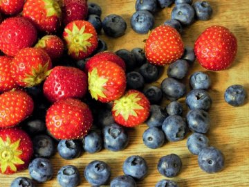 Суд оштрафував чоловіка, який торгував ягодами на Світязі посеред вулиці