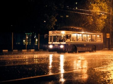 Лучани просять, аби транспорт ввечері їздив довше