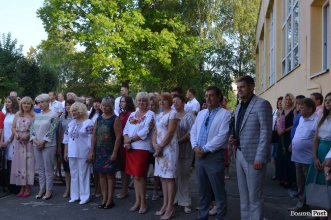 Без концерту, але у вишиванках: яким був «перший дзвінок» у луцькій гімназії №18. ФОТОРЕПОРТАЖ