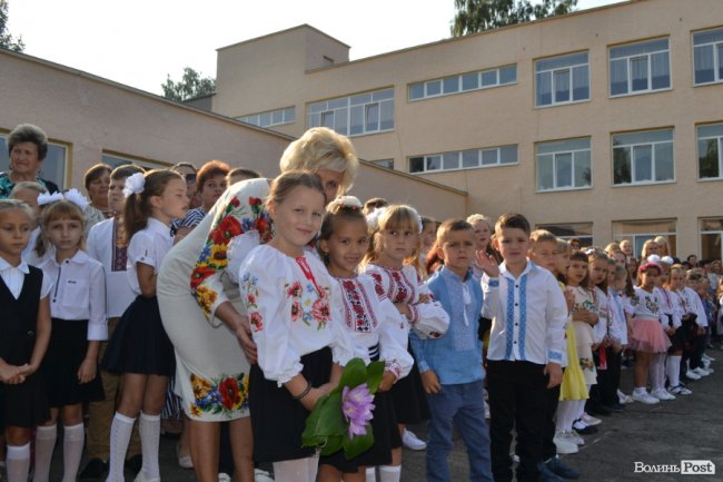Без концерту, але у вишиванках: яким був «перший дзвінок» у луцькій гімназії №18. ФОТОРЕПОРТАЖ