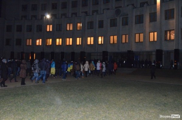 Люди підходять до центрального входу приміщення ОДА