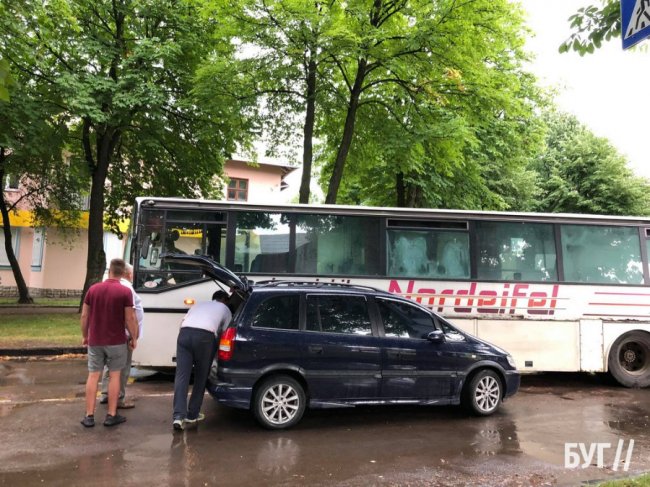 Аварія на Волині: зіткнулися автобус та легковик. ФОТО