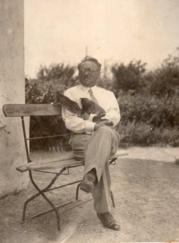 Тадеуш Парис з котенятами біля ковельського дому, 1930-ті роки