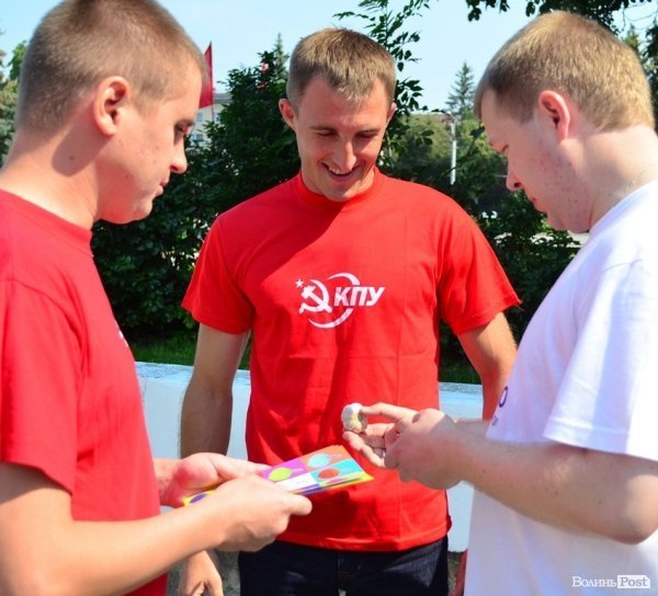 У Луцьку «Чесно» нагодував комуністів часником. ФОТО 