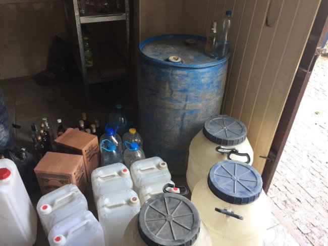 У Луцьку подружжя влаштувало підпільний алкоцех. ФОТО