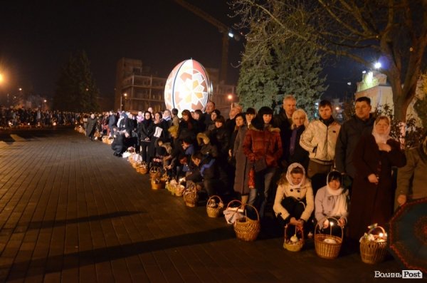 У центрі Луцька святили паски. ФОТО