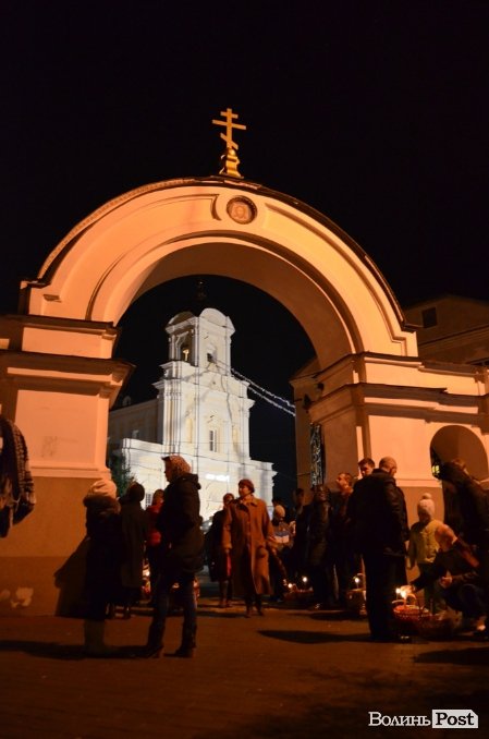 У центрі Луцька святили паски. ФОТО