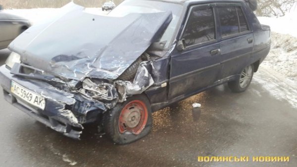 Аварія у Луцьку:  через ожеледицю зіткнулись автівки