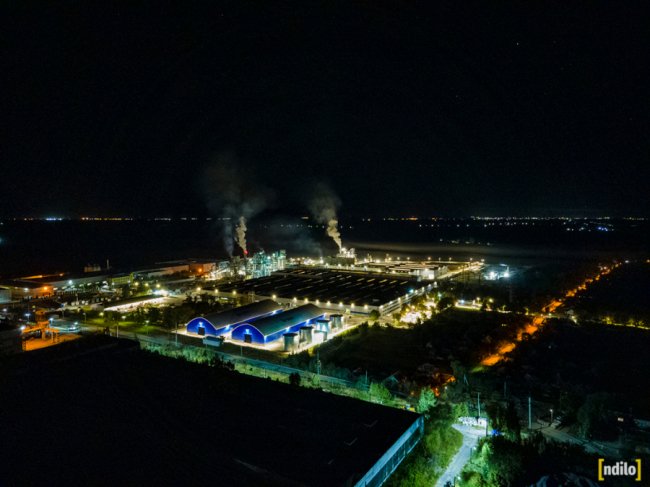 Яскраві вогні і завод, що «не спить»: показали, який вигляд з висоти вночі має місто на Волині. ФОТО