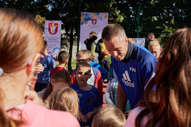 В одному з мікрорайонів Луцька відкрили новий сучасний спортмайданчик. ФОТО