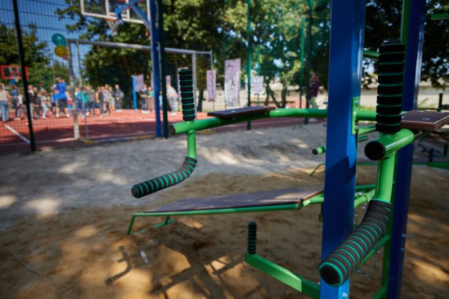 В одному з мікрорайонів Луцька відкрили новий сучасний спортмайданчик. ФОТО