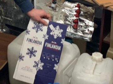 У Луцьку викрили підпільний цех, де «виготовляли» елітні напої відомих брендів алкоголю. ФОТО