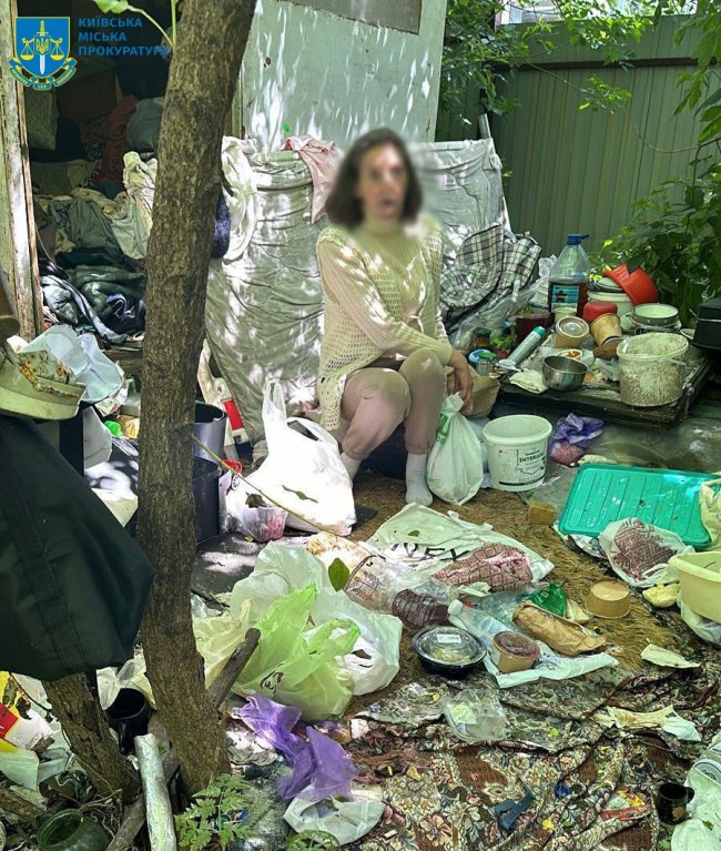 Затримали жінку, яку поглумилася над могилами Героїв у Києві