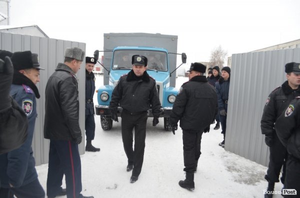 Блокування ВВшників у Луцьку: день другий. ФОТО