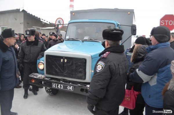 Блокування ВВшників у Луцьку: день другий. ФОТО
