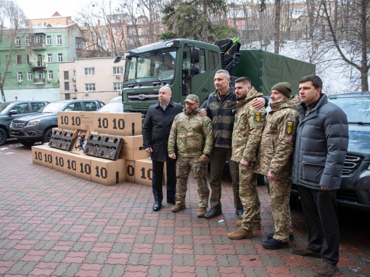 Вантажівка, пікапи, дрони, - Кличко передав батальйону «Ахіллес» допомогу від громади Києва