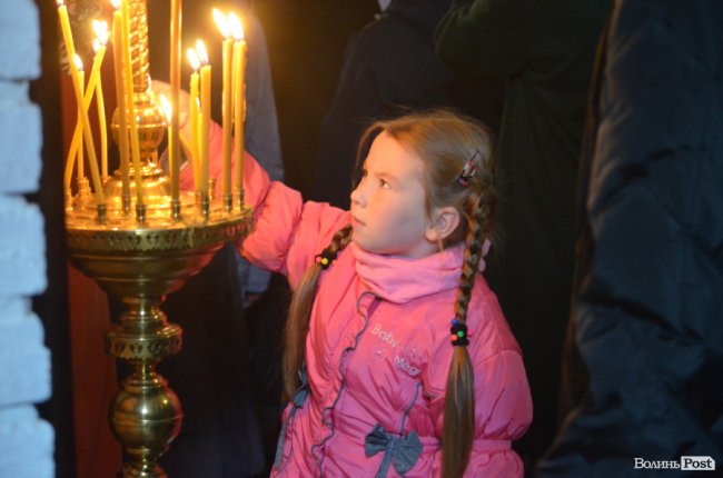 Килим із квітів та цілування рук: як у Луцьку зустріли Онуфрія. ФОТОРЕПОРТАЖ