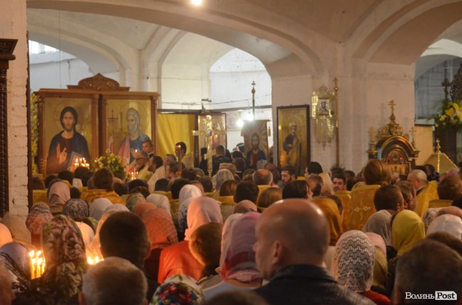 Килим із квітів та цілування рук: як у Луцьку зустріли Онуфрія. ФОТОРЕПОРТАЖ