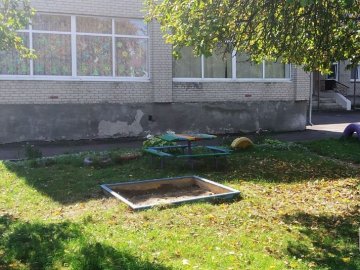 На Волині батьки змушені за власні кошти ремонтувати майданчик у дитсадку 