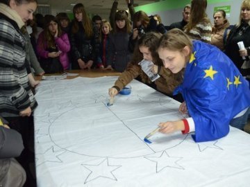 Як у СНУ малювали прапор України-ЄС. ФОТО