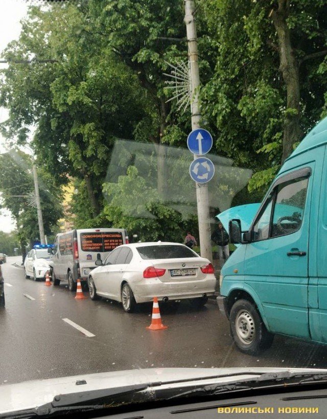 У Луцьку –  аварія за участі трьох авто. ФОТО