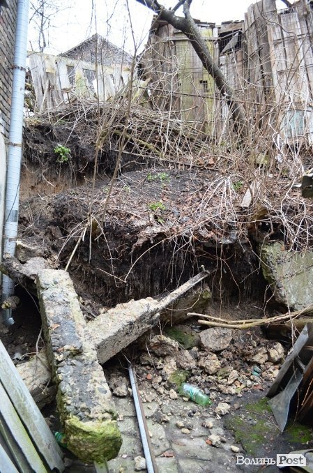 У центрі Луцька зруйнувалася ще одна підпірна стіна. ФОТО 