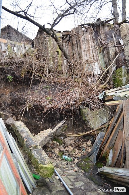 У центрі Луцька зруйнувалася ще одна підпірна стіна. ФОТО 