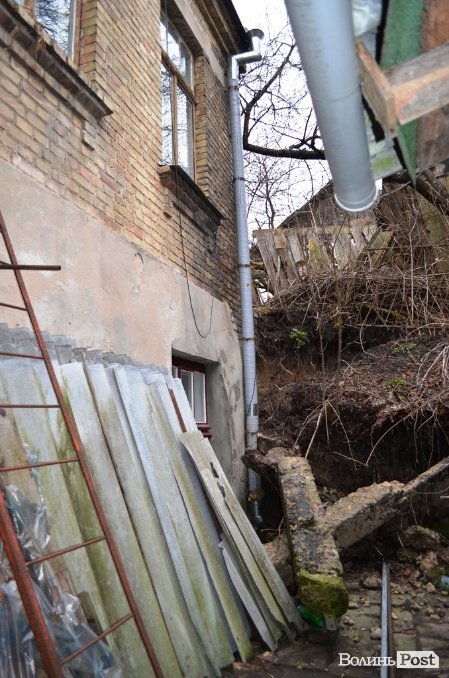 У центрі Луцька зруйнувалася ще одна підпірна стіна. ФОТО 