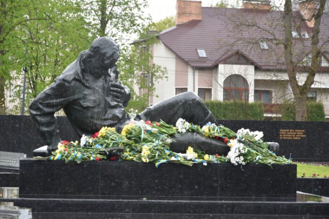 Панахида за загиблими і покладання квітів: як у Луцьку відзначили День пам'яті та примирення. ФОТО