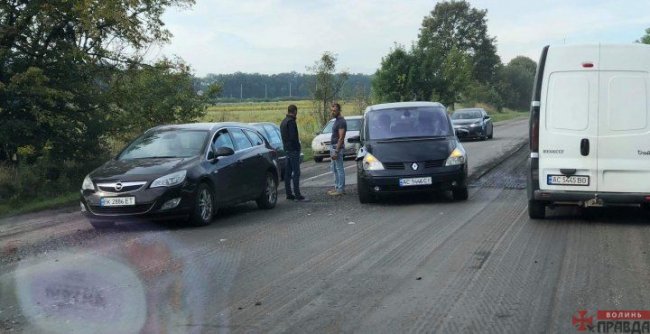 На автодорозі Луцьк-Ківерці «поцілувалися» два легковики. ФОТО