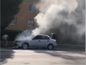 У Ковелі посеред дороги загорівся автомобіль. ВІДЕО