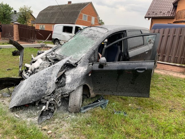На Волині легковик зніс паркан та пошкодив два авто, водій у реанімації. ФОТО