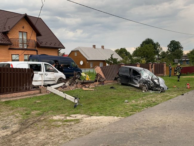 На Волині легковик зніс паркан та пошкодив два авто, водій у реанімації. ФОТО