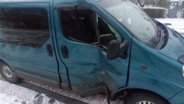 Аварія у Володимирі: мікроавтобус збив стовп