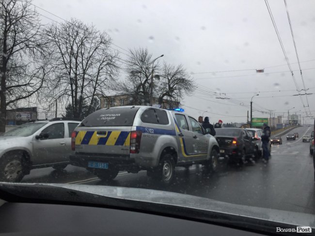 Ранкова аварія у Луцьку: стукнулись два Renault. ФОТО
