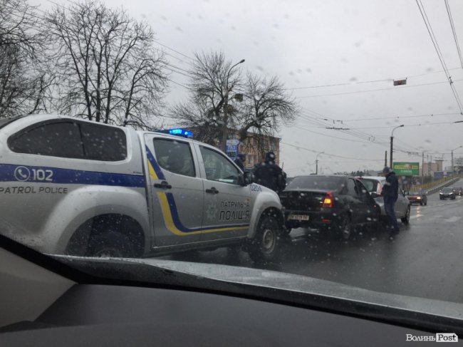 Ранкова аварія у Луцьку: стукнулись два Renault. ФОТО