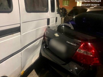 У Луцьку п'яний водій втаранився у припарковану автівку