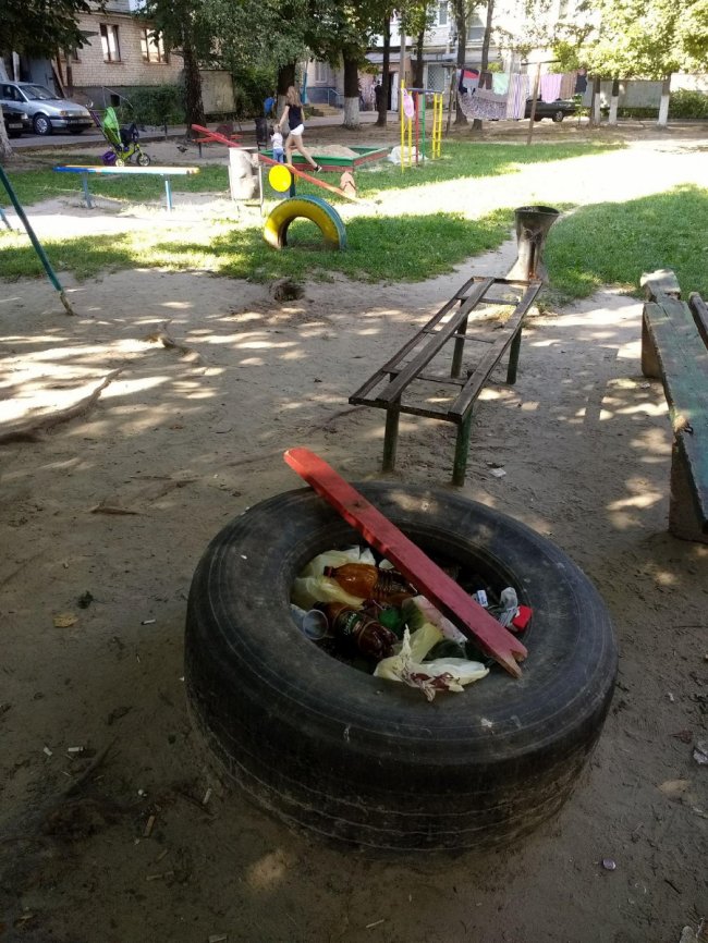 У Луцьку посеред дитячого майданчика влаштували смітник