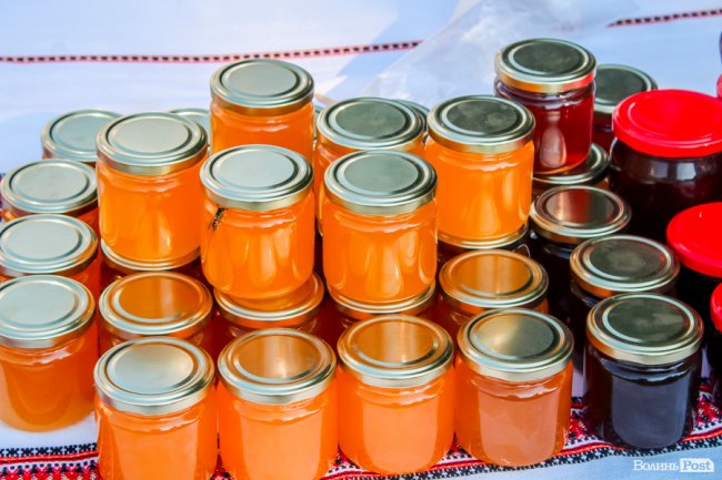 Різнобарв’я квітів та запашний мед: як у Луцьку святять «маковійчики». ФОТО