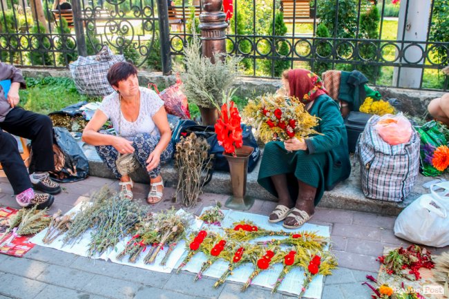 Різнобарв’я квітів та запашний мед: як у Луцьку святять «маковійчики». ФОТО