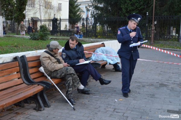 У центрі Луцька помер безпритульний. ФОТО
