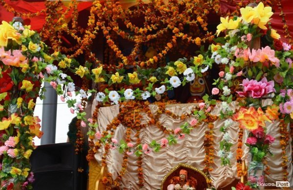 У центрі Луцька займалися йогою. ФОТО 