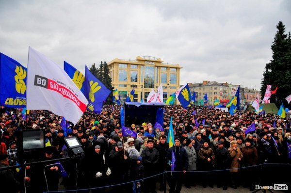 Віче на луцькому Майдані. ФОТО