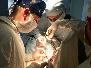 Волинські лікарі провели надскладну операцію на сонній артерії