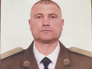 У Луцьку поліцейські навколішки зустріли загиблого колегу, підполковника Олександра Смолярчука