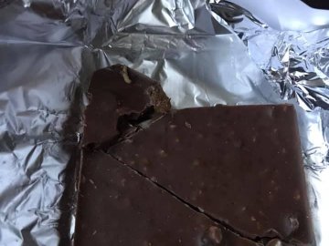 Волинянка придбала шоколад із хробаком. ФОТО