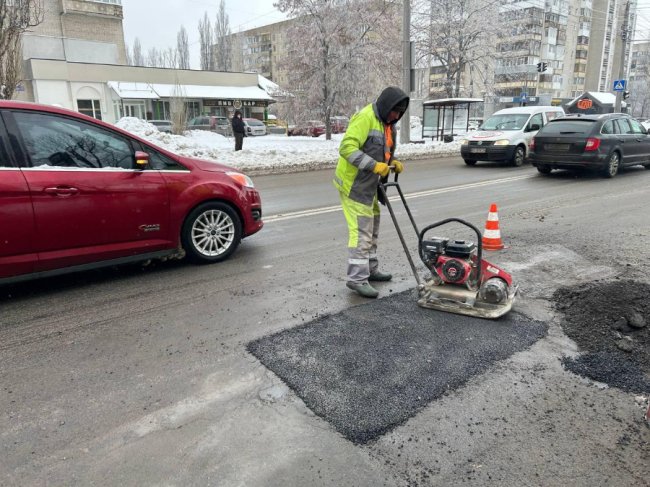 На вулицях Луцька вкладали асфальт. ФОТО